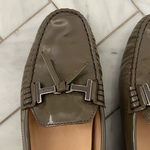 Tod”s driver loafers in grey patent - Picture 6 of 7